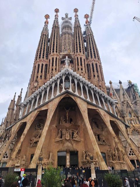 la sagrada familia in barcelona